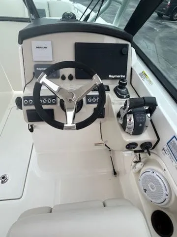 Slide: The Image of Boston Whaler 270 Vantage 2018 - 4