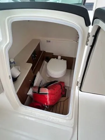 Slide: The Image of Boston Whaler 270 Vantage 2018 - 6