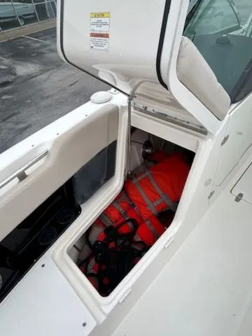 Slide: The Image of Boston Whaler 270 Vantage 2018 - 9