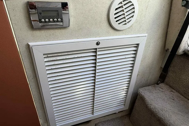 Slide: The Image of 1999 Bayliner 2655 Ciera interior with vent, control panel, and carpeted steps. - 14