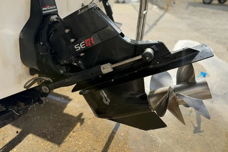 Slide: The Image of 1999 Bayliner 2655 Ciera boat propeller and outdrive, featuring SE121 model. - 4