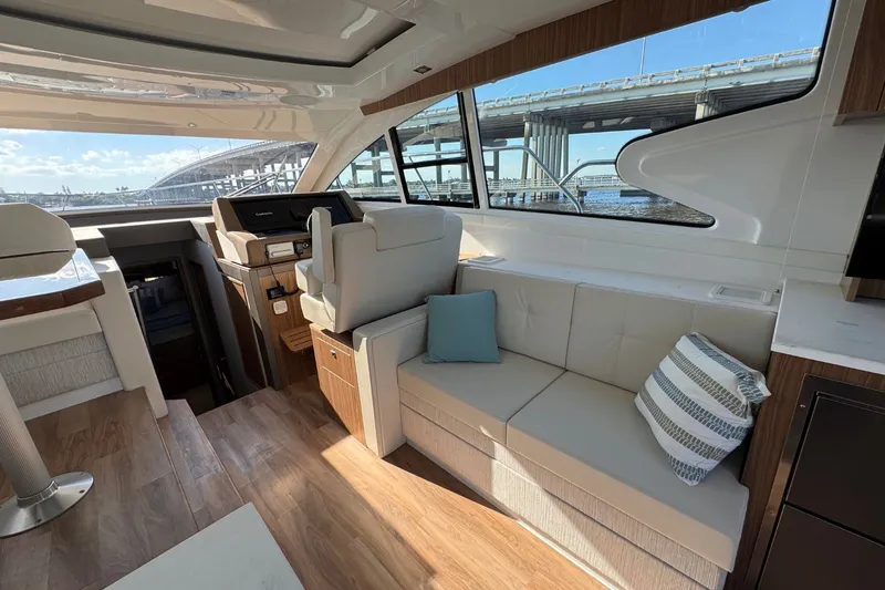Slide: The Image of Cruisers Yachts 46 Cantius 2026 - 23