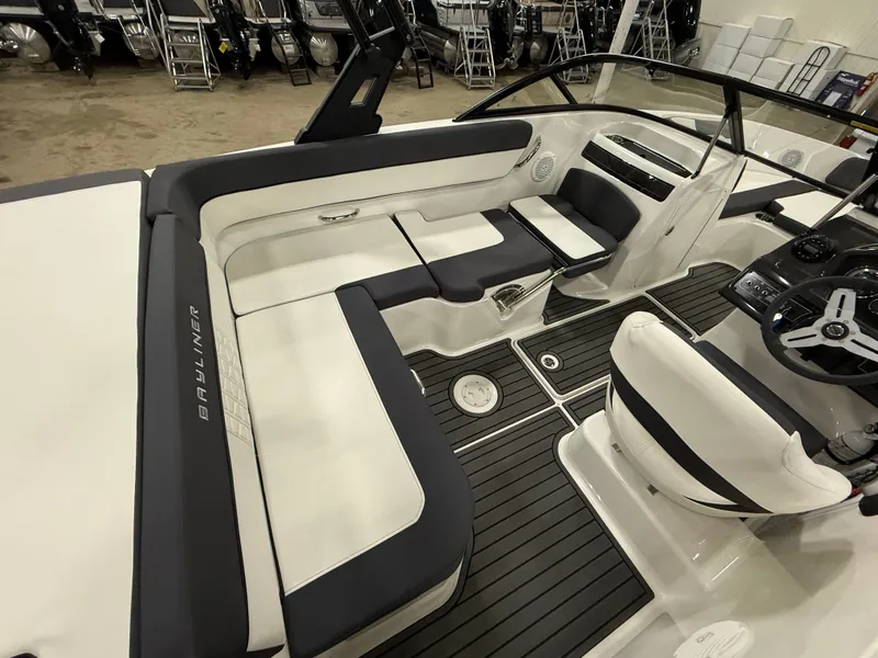 Slide: The Image of Bayliner VR5 Bowrider I/O 2022 - 10