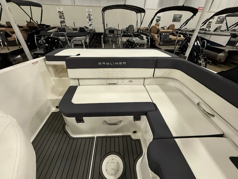 Slide: The Image of Bayliner VR5 Bowrider I/O 2022 - 11