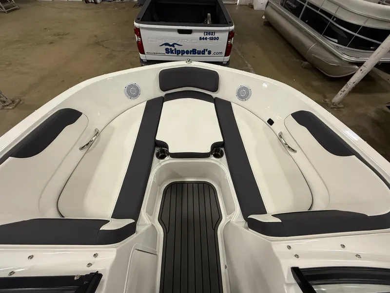 Slide: The Image of Bayliner VR5 Bowrider I/O 2022 - 15