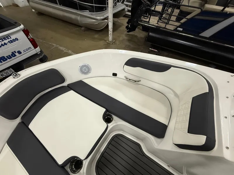 Slide: The Image of Bayliner VR5 Bowrider I/O 2022 - 16