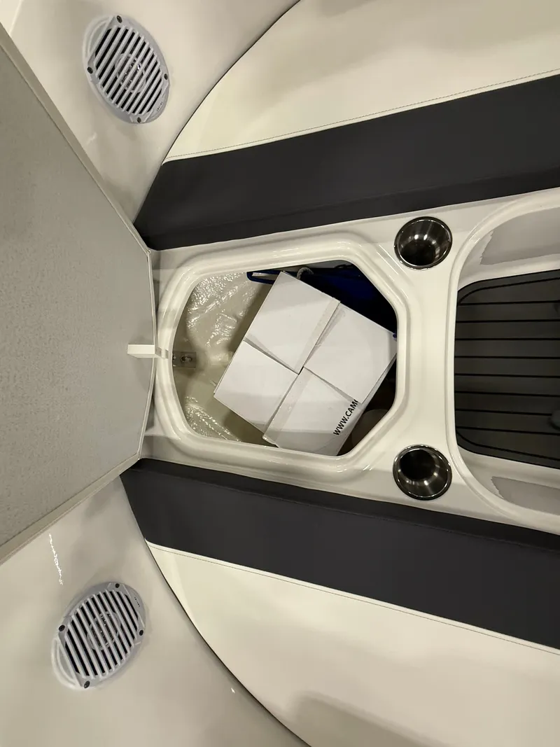 Slide: The Image of Bayliner VR5 Bowrider I/O 2022 - 18