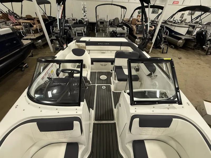 Slide: The Image of Bayliner VR5 Bowrider I/O 2022 - 19