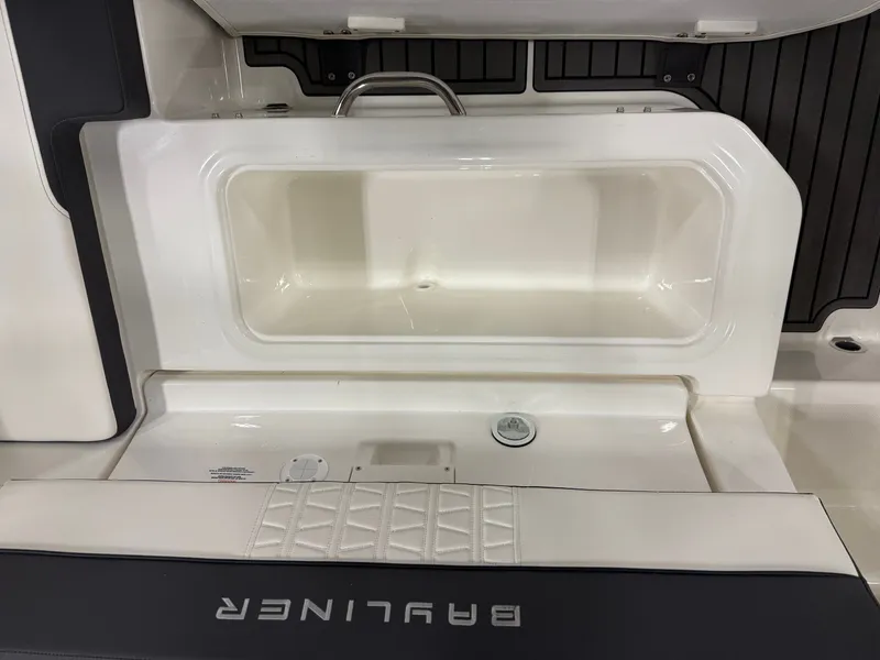 Slide: The Image of Bayliner VR5 Bowrider I/O 2022 - 20