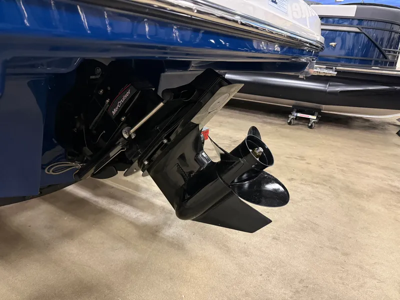 Slide: The Image of Bayliner VR5 Bowrider I/O 2022 - 3