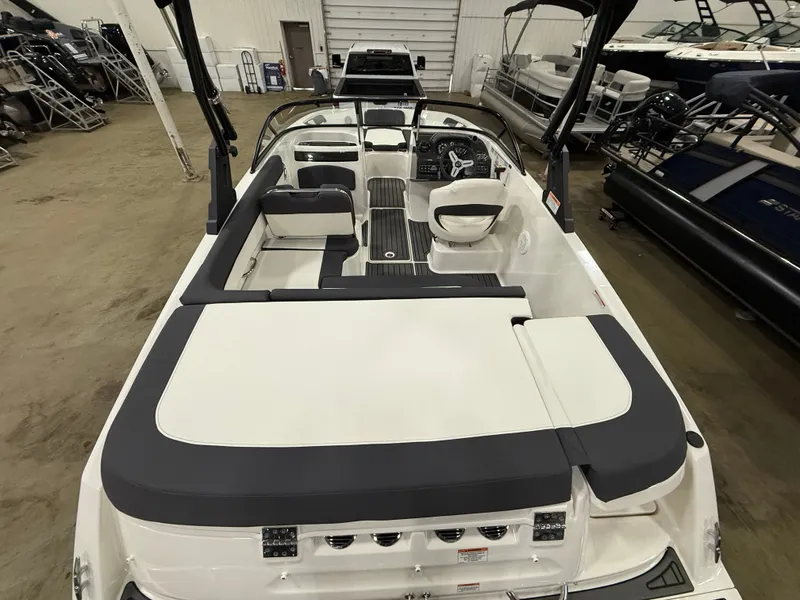 Slide: The Image of Bayliner VR5 Bowrider I/O 2022 - 6