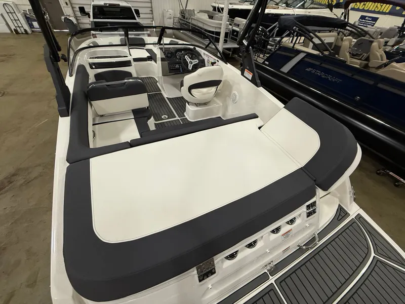 Slide: The Image of Bayliner VR5 Bowrider I/O 2022 - 7