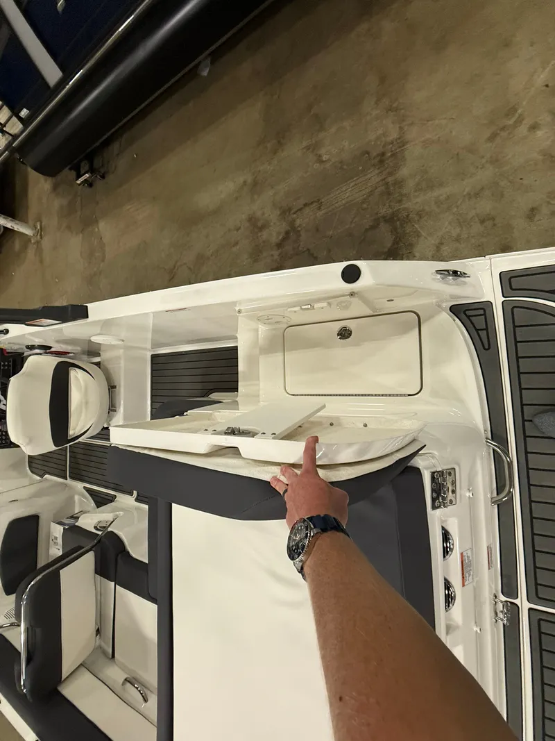 Slide: The Image of Bayliner VR5 Bowrider I/O 2022 - 8