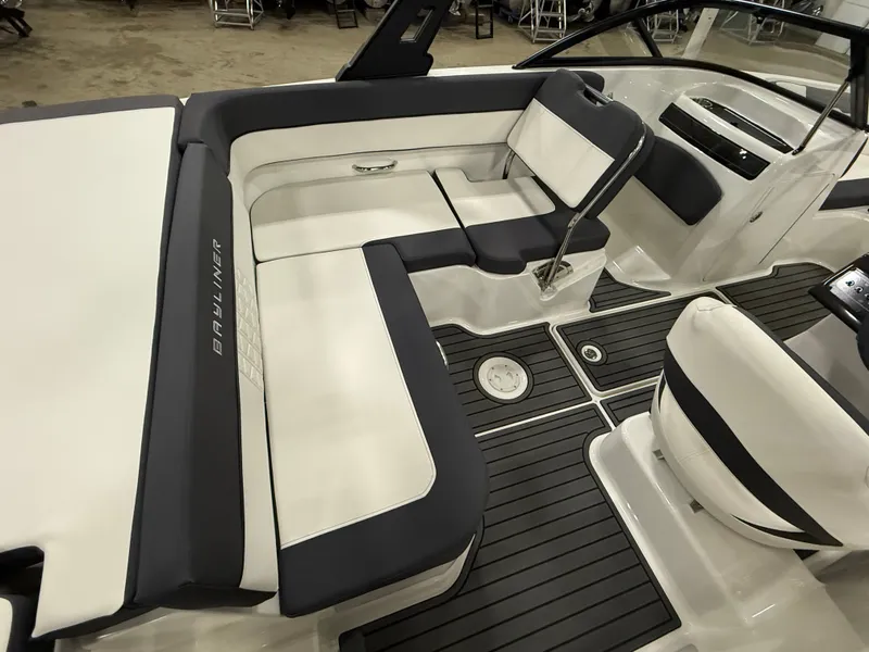 Slide: The Image of Bayliner VR5 Bowrider I/O 2022 - 9