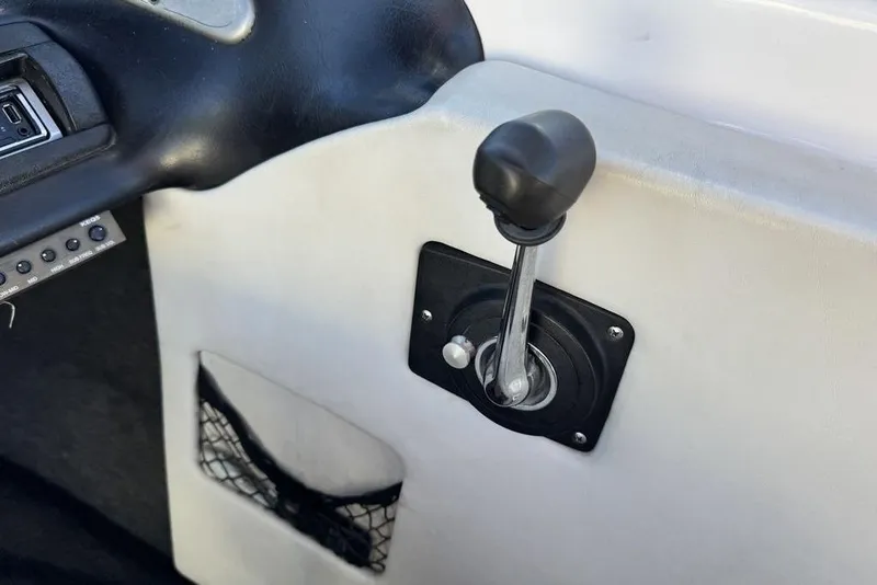 Slide: The Image of 1999 Tigé 2100V Limited boat throttle lever and control panel. - 33