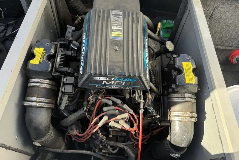 Slide: The Image of 1999 Tigé 2100V Limited boat engine, MerCruiser 350 MAG MPI, detailed view. - 48