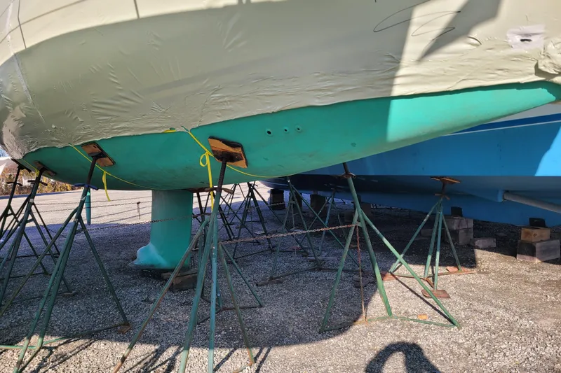 Slide: The Image of Beneteau First 42s7 sailboat from 1996 on stands, hull view. - 73