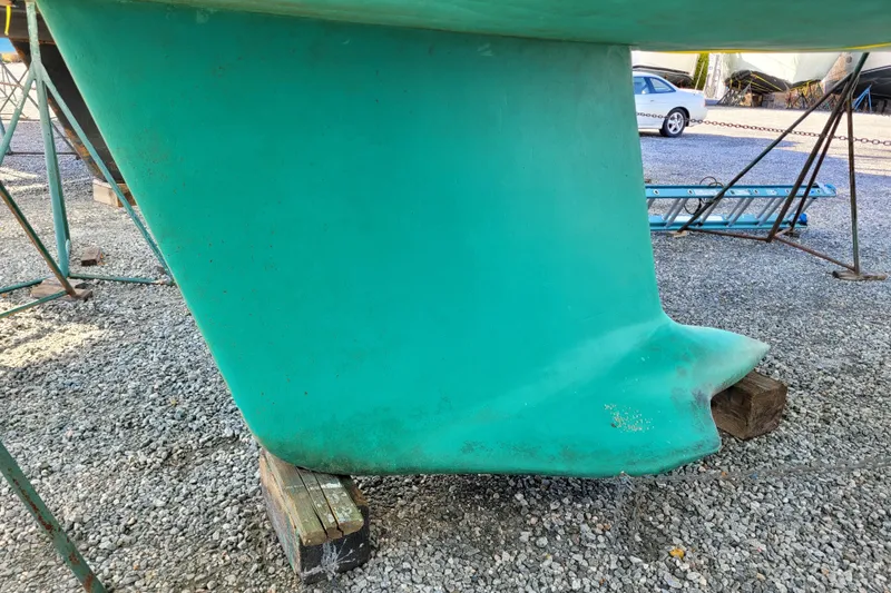 Slide: The Image of Keel of a 1996 Beneteau First 42s7 sailboat on gravel. - 76