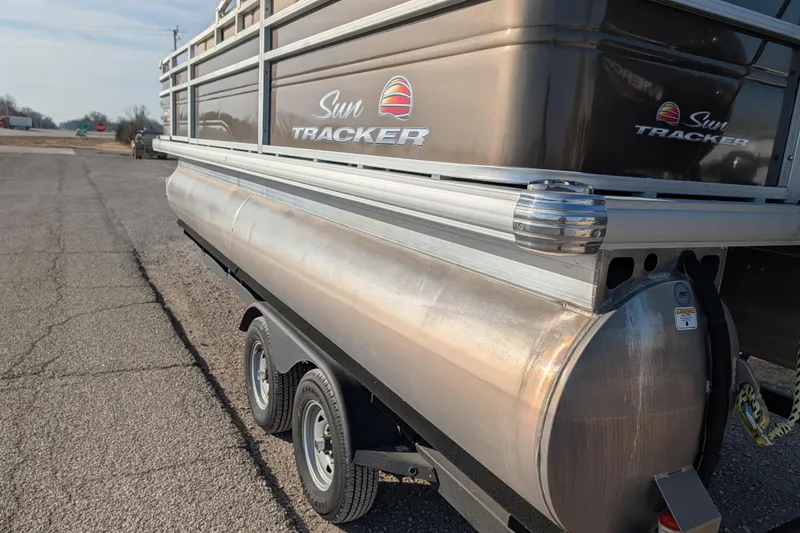 Slide: The Image of 2024 Sun Tracker SportFish 20 DLX pontoon boat on trailer, side view. - 66
