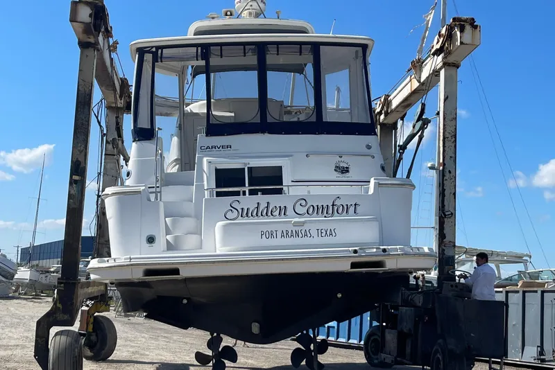 Slide: The Image of Carver Yachts 444 Cockpit Motor Yacht 2001 - 55