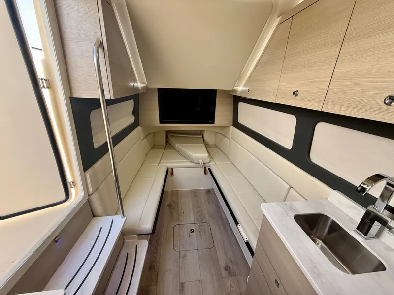 Slide: The Image of Scout 425 LXF 2025 - 17