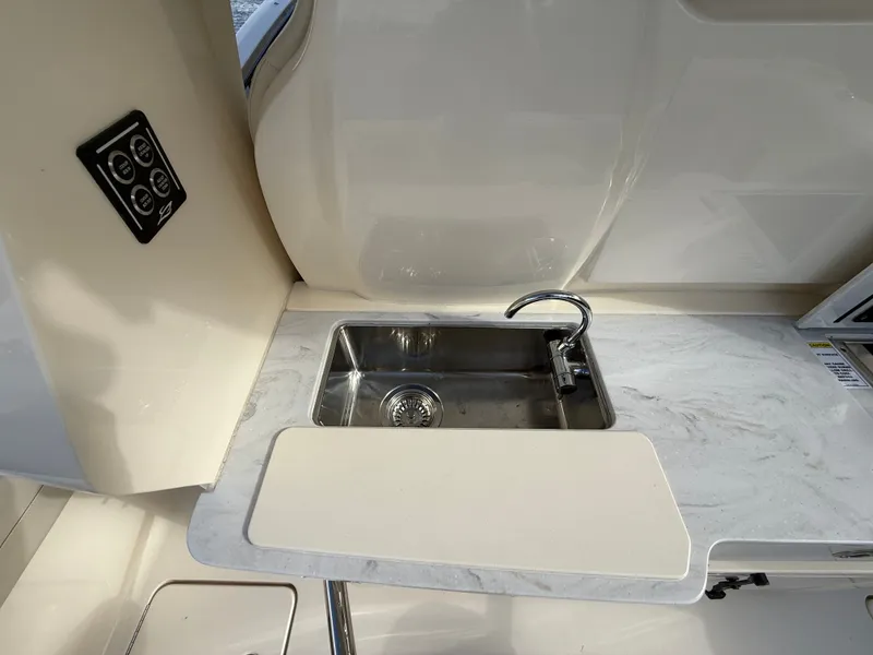 Slide: The Image of Scout 425 LXF 2025 - 24