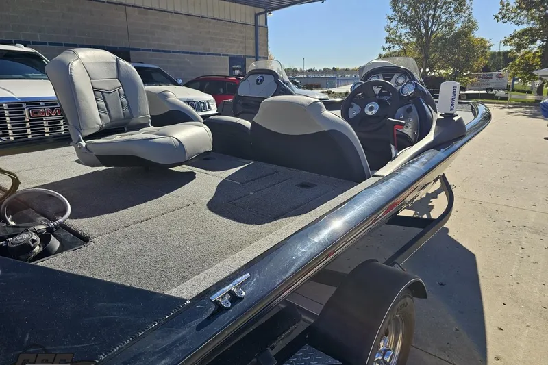 Slide: The Image of 2018 Tracker Pro Team 175 TXW boat with dual seats and steering console. - 12