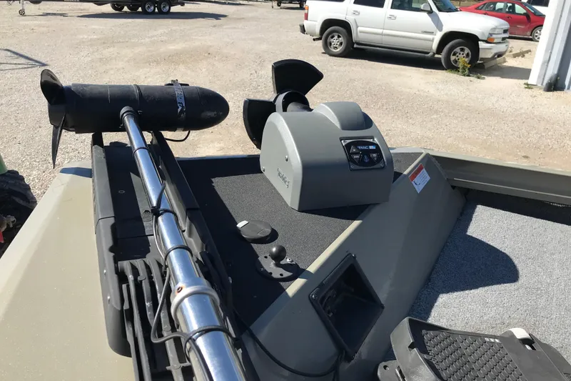Slide: The Image of 2007 Lowe Stinger 170 boat with trolling motor and control panel. - 20