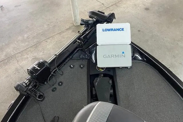 Slide: The Image of 2019 Ranger Z520C Carbon Comanche boat with Lowrance and Garmin navigation systems. - 5