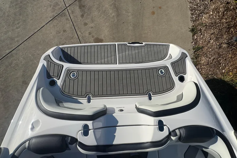 Slide: The Image of 2018 Yamaha Boats AR195 swim platform with cushioned seating and gray decking. - 14