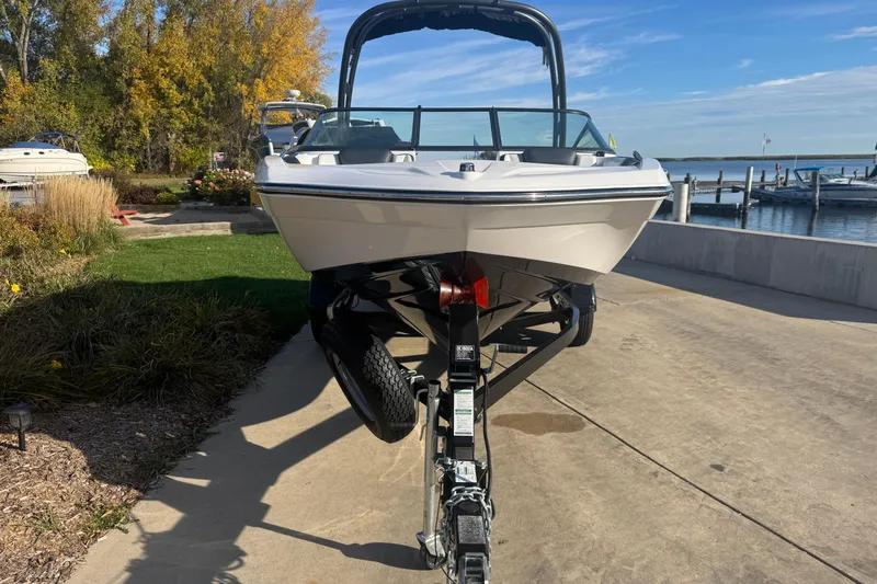 Slide: The Image of 2018 Yamaha Boats AR195 on trailer, parked outdoors under clear blue sky. - 2