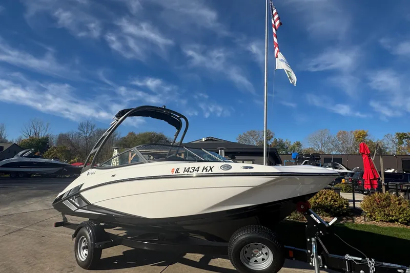 Slide: The Image of 2018 Yamaha Boats AR195 on trailer, parked outdoors under clear blue sky. - 3