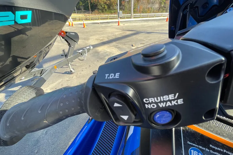 Slide: The Image of 2024 Yamaha WaveRunner VX Cruiser HO handlebar with cruise control and no wake mode. - 5