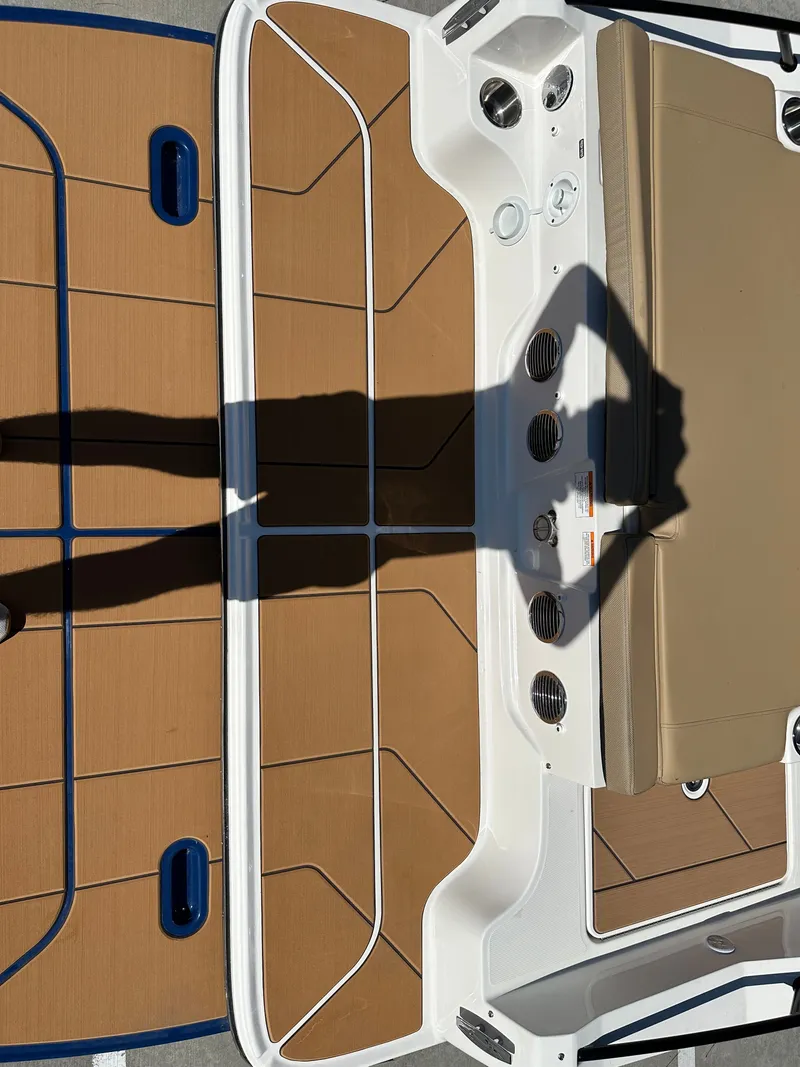 Slide: The Image of Bayliner D20I 2025 - 10