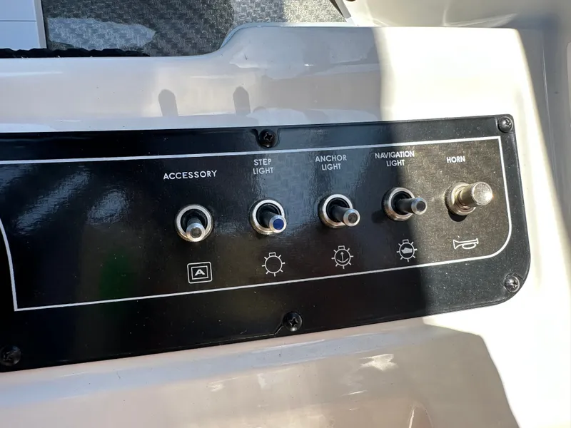 Slide: The Image of Bayliner D20I 2025 - 25