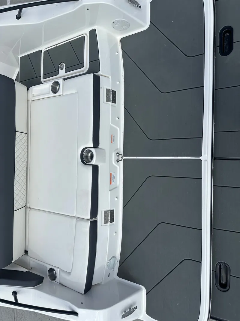 Slide: The Image of Bayliner D22I 2025 - 11