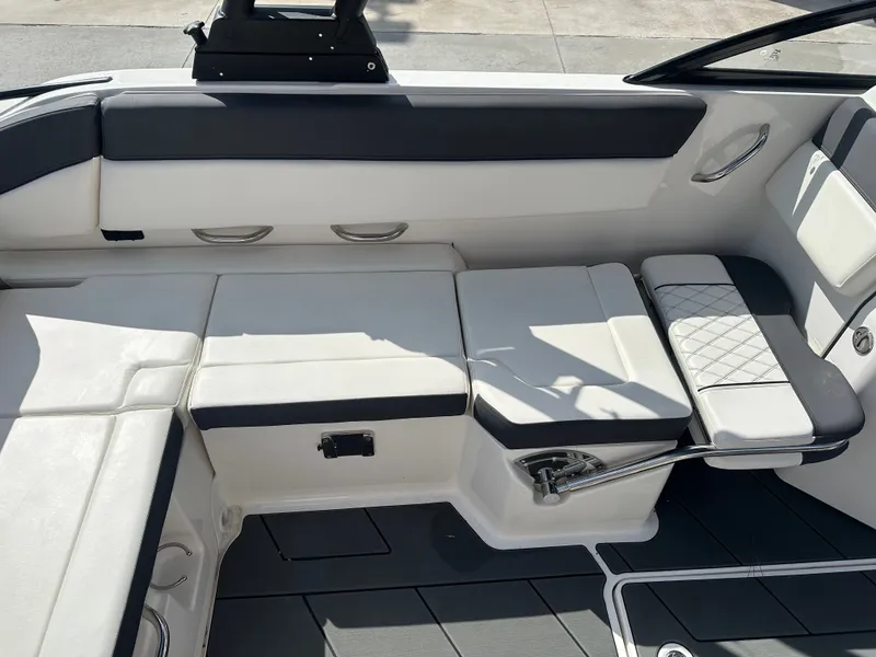 Slide: The Image of Bayliner D22I 2025 - 18