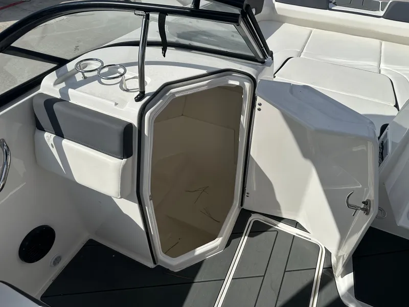 Slide: The Image of Bayliner D22I 2025 - 21