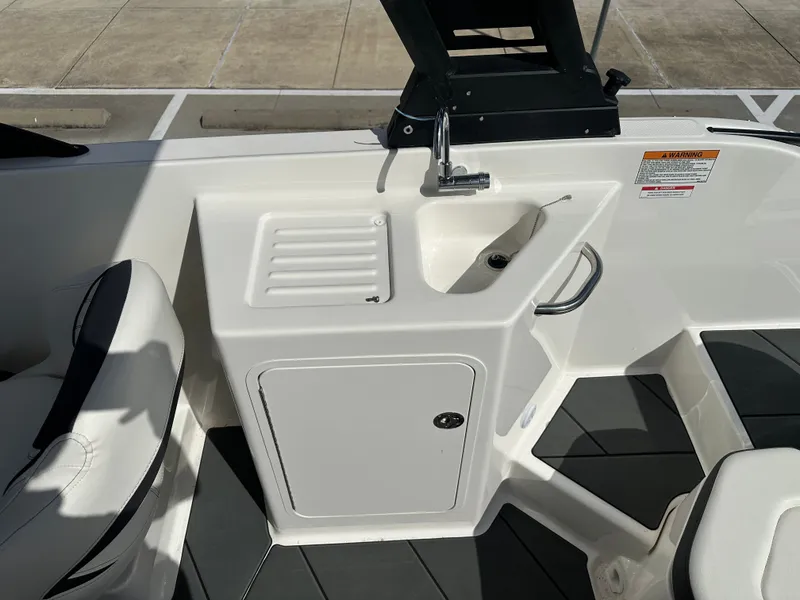 Slide: The Image of Bayliner D22I 2025 - 22