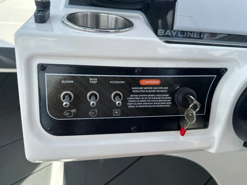 Slide: The Image of Bayliner D22I 2025 - 25