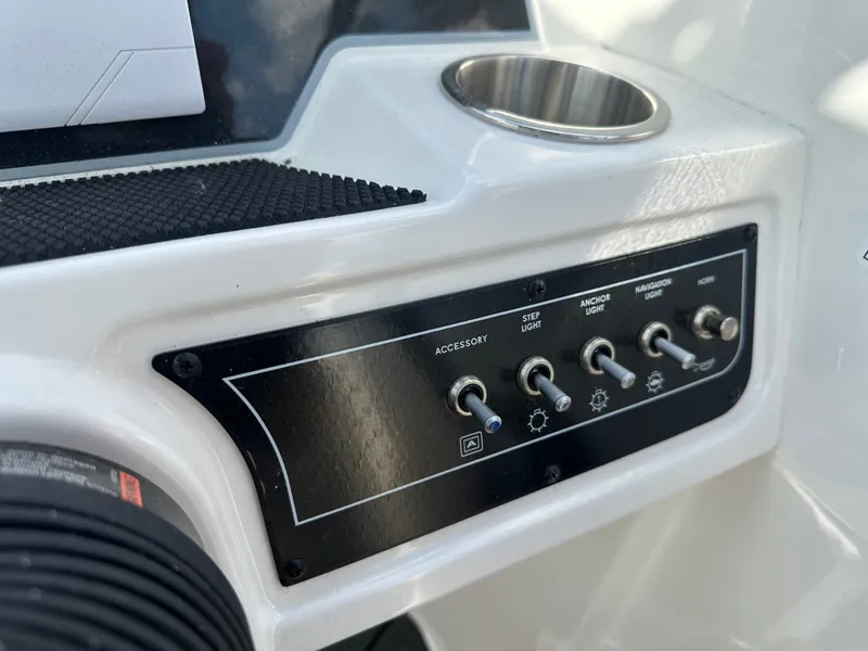 Slide: The Image of Bayliner D22I 2025 - 29