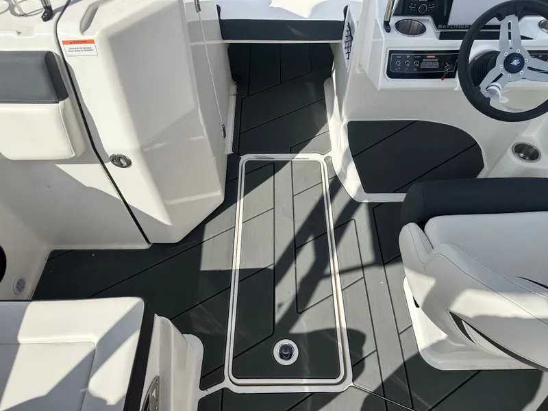 Slide: The Image of Bayliner D22I 2025 - 31