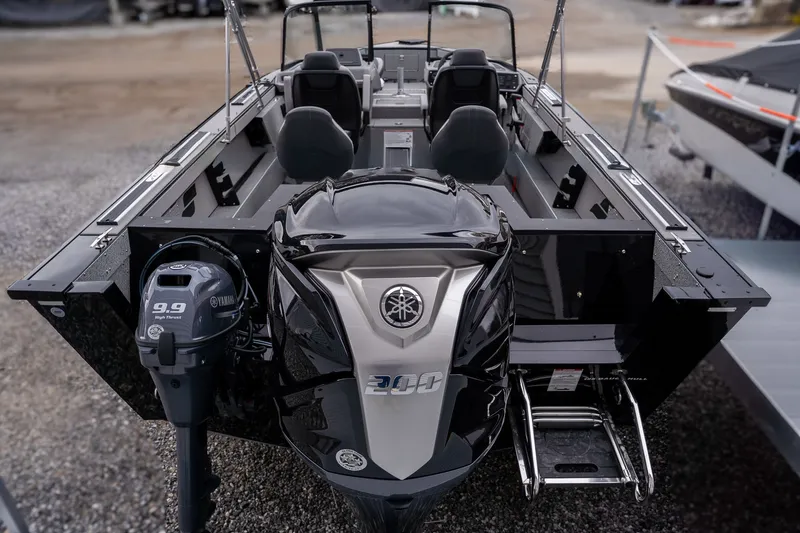 Slide: The Image of Starcraft FISHMASTER 196DC 2025 - 7