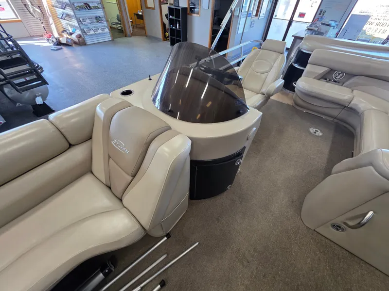 Slide: The Image of Interior of a 2012 Sylvan Mirage 8522 pontoon boat. - 7