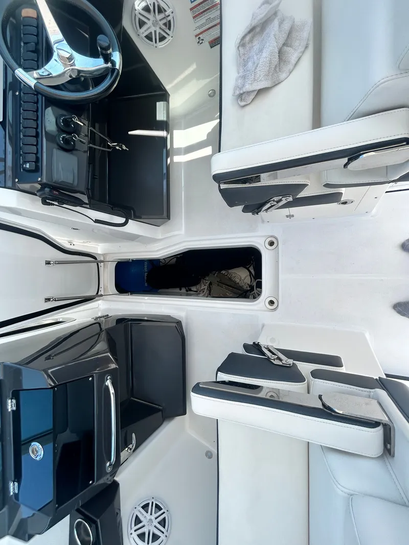 Slide: The Image of Blackfin 272 DC 2019 - 30