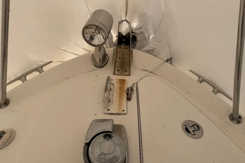 Slide: The Image of 2007 Sea Ray Sundancer 280 boat deck with cleats and navigation light. - 18