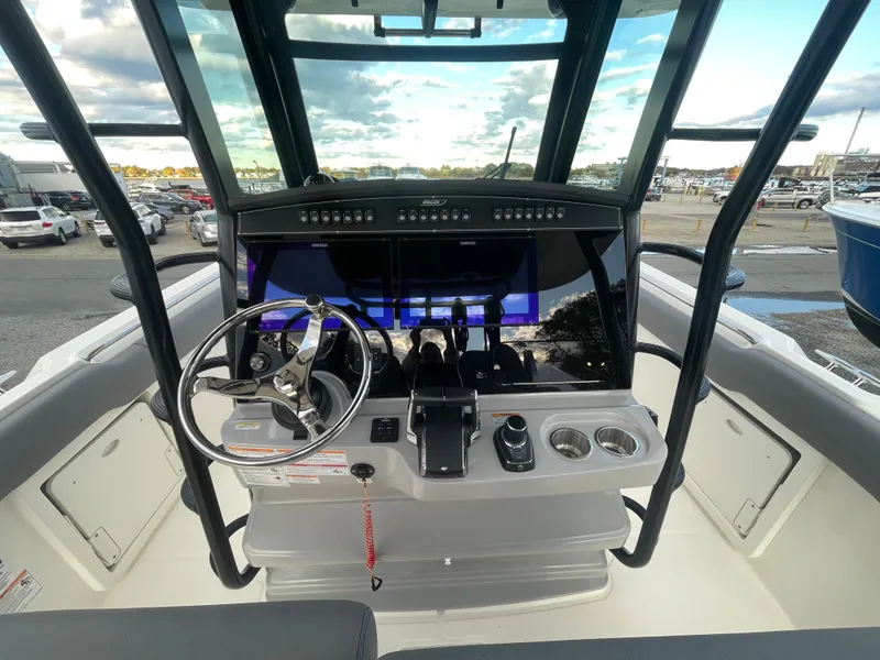 Slide: The Image of Boston Whaler 330 Outrage 2025 - 21