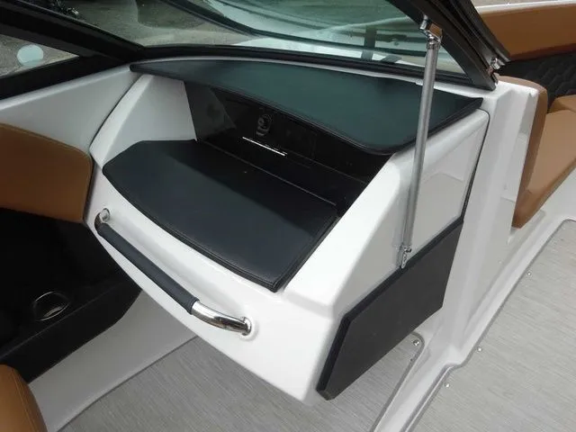 Slide: The Image of Four Winns H2 2023 - 18