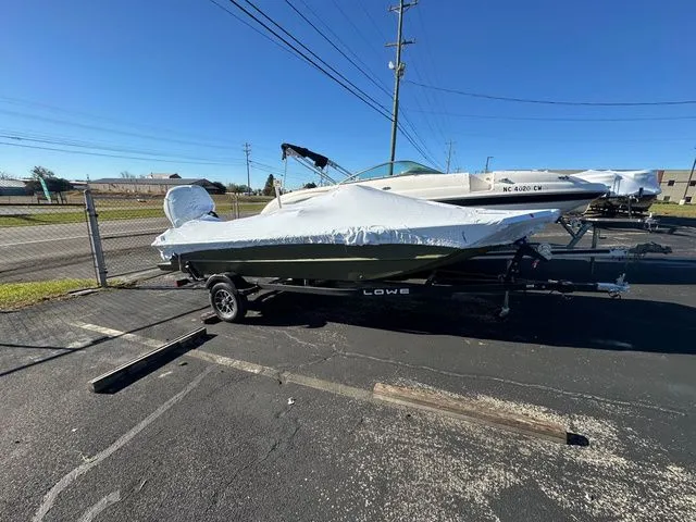 The Image of Lowe Roughneck Center Console RX1760 Pathfinder 2026 - 1