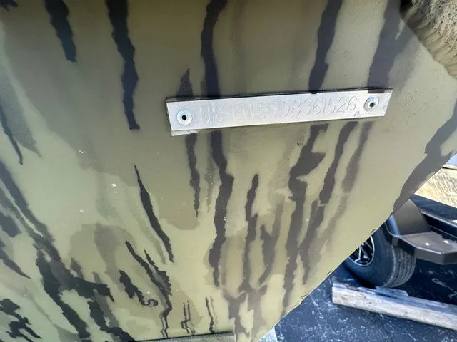 Slide: The Image of Lowe Roughneck Center Console RX1760 Pathfinder 2026 - 3